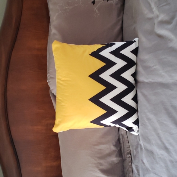 💕SOLD 3/$20 2 Decorative throw Pillows - Picture 5 of 5